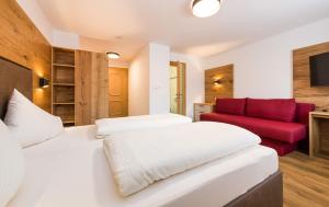 Letto o letti in una camera di Alpenhotel Ernberg