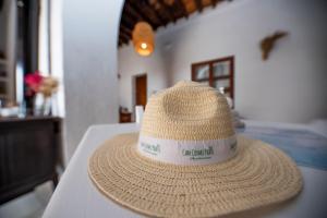 słomiany kapelusz siedzący na stole w obiekcie Agroturismo Can Cosmi Prats w mieście Santa Gertrudis de Fruitera