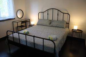 a bedroom with a bed with two candles on it at Tra il bosco e il lago in Lorica