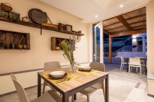 ein Esszimmer mit einem Holztisch und Stühlen in der Unterkunft Borgopetra in Sogliano al Rubicone