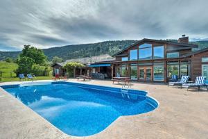 Bazén v ubytování Country Villa on Kalamalka Lake with Pool! nebo v jeho okolí