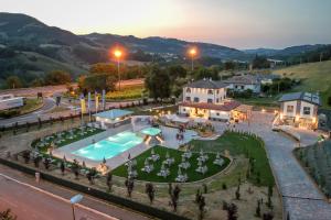 einen Luftblick auf ein Resort mit einem Pool in der Unterkunft Borgopetra in Sogliano al Rubicone