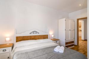 a bedroom with a large bed with two white towels at Alpujarra Arena in Soportújar