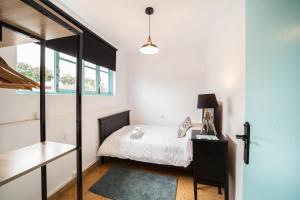 niewielka sypialnia z łóżkiem i oknem w obiekcie The Old Seaman Bed & Breakfast w mieście Celorio