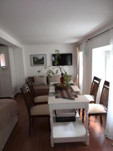 ein Wohnzimmer mit einem weißen Tisch und Stühlen in der Unterkunft Altstadt Apartments in Querfurt