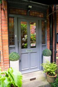 uma porta azul da frente de uma casa com plantas em Amarillo Guesthouse em Bournemouth