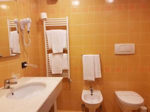 une salle de bain avec un lavabo et des toilettes dans l'établissement Locanda Castagna, à Arzignano 12 autres photos