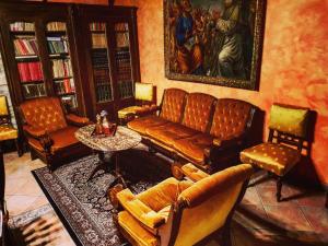 un soggiorno con divano e sedie di L'Antica Dimora a Macchiagodena