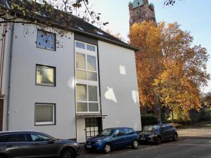 dos autos estacionados frente a una casa blanca en Apartmenthaus in der Arnoldstraße en Bochum