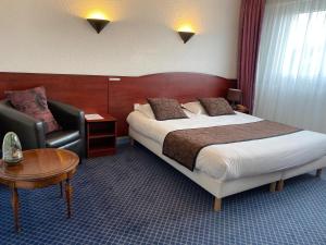 Llit o llits en una habitació de Hôtel Fontaine Morlaix
