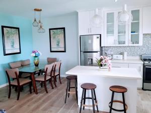 Kuchyňa alebo kuchynka v ubytovaní Ocean Crest Villas
