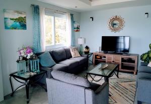 Televízia a/alebo spoločenská miestnosť v ubytovaní Ocean Crest Villas