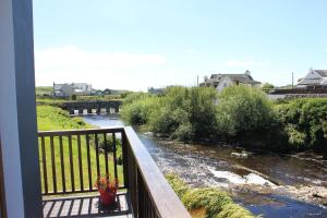 uma varanda com vista para o rio em Riverbank Rooms em Doolin