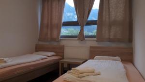 Łóżko lub łóżka w pokoju w obiekcie Jugendherberge Innsbruck - Youth Hostel