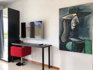 een kamer met een bureau en een schilderij aan de muur bij STUDIO LYCIA TOP 2020 in Rovinj
