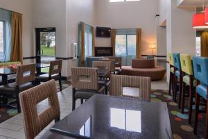 A seating area at Holiday Inn Express Hotel & Suites Youngstown - North Lima/Boardman, an IHG Hotel