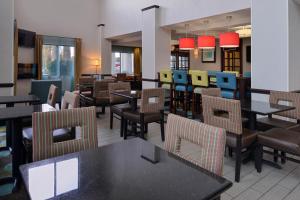 A seating area at Holiday Inn Express Hotel & Suites Youngstown - North Lima/Boardman, an IHG Hotel