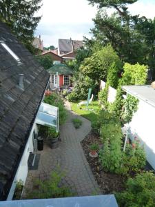 Blick auf den Garten vom Dach eines Hauses in der Unterkunft Ferienwohnungen am Rumbachtal in Mülheim an der Ruhr