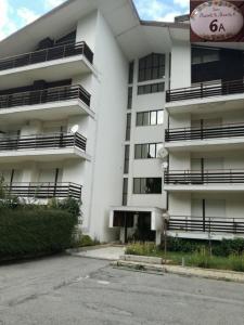 un edificio blanco con balcones en un lateral en Fam Pisconti App 6A Camigliatello, en Camigliatello Silano