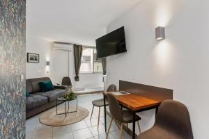 Televisyen dan/atau pusat hiburan di Coeur Urbain Apartments - Place de la Comédie