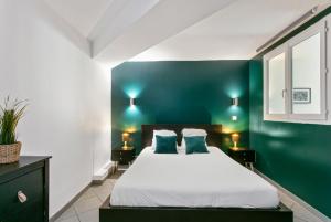 モンペリエにあるCoeur Urbain Apartments - Place de la Comédieの青い壁のベッドルーム1室(大型ベッド1台付)
