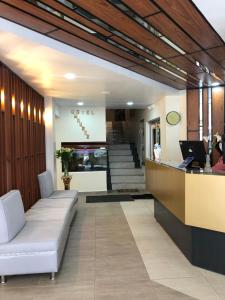 an office with a lobby with a reception desk at Hotel Makroz in Latacunga