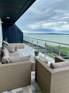 Балкон или тераса в Royal Blue - luxurious flat with 5-star view over Lake Balaton