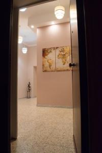 een kamer met een kaart aan de muur en een deur bij Il Ponticello in Napels