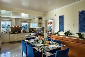 a kitchen and dining room with a table and chairs at Vivenda Vista Mar in Carvoeiro