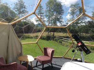 Camping Parc d'Audinac les Bains 3 étoiles - Piscine chauffée - Vue montagne外面的花园