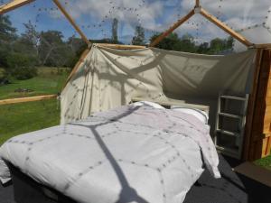 Camping Parc d'Audinac les Bains 3 étoiles - Piscine chauffée - Vue montagne客房内的一张或多张床位