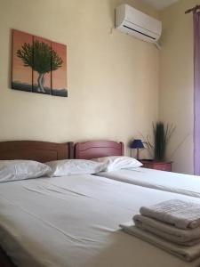 A bed or beds in a room at PLAZA Studios