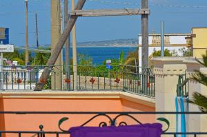 un balcon avec vue sur l'océan dans l'établissement Casa Spano 2 - RosariaVacanze, à Patù 13 autres photos