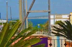 une vue sur l'océan depuis un balcon dans l'établissement Casa Spano 2 - RosariaVacanze, à Patù