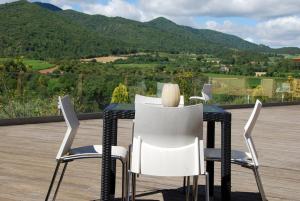 VimbodíにあるCastell de Riudabellaの山の景色を望むテーブルと椅子
