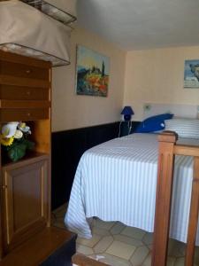 a bedroom with a bed and a dresser at Rosas-Puig Rom -VISTA MAR in Roses