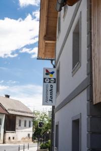 un cartel en el costado de un edificio en Apartments Janko, en Bled