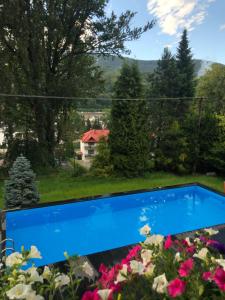 Bazén v ubytovaní Poncyljuszówka alebo v jeho blízkosti