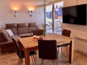 TV a/nebo společenská místnost v ubytování Apartmán Horní Mísečky 437