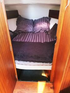 Postel nebo postele na pokoji v ubytování Nuit insolite sur un bateau chauffé