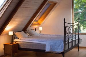 1 dormitorio con cama y ventana en Fridfullt boende på lantgård med underbar utsikt en Malmö