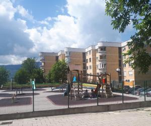 萨拉热窝Azer的建筑物前的游乐场