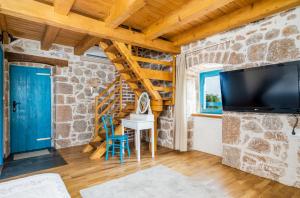 TV a/nebo společenská místnost v ubytování Stone house Goranova kuća