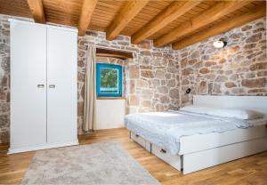 Postel nebo postele na pokoji v ubytování Stone house Goranova kuća