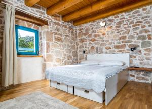 Postel nebo postele na pokoji v ubytování Stone house Goranova kuća