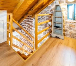 Palanda nebo palandy na pokoji v ubytování Stone house Goranova kuća