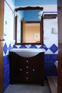 a bathroom with a sink and a mirror at Ondazzurra in Piraino