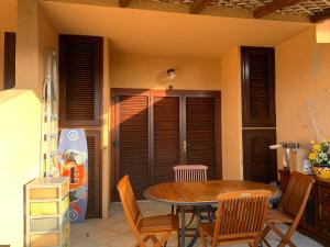a dining room table and chairs in a kitchen at Ginevra SurfHouse in Palau