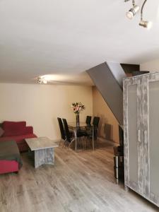 een woonkamer met een rode bank en een tafel bij Palaz 1 - 2 Bedroom Garden Flat in Edmonton