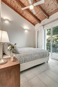 Кровать или кровати в номере Ktima Loumoumba, Private Villa